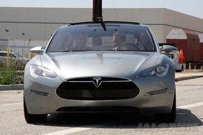 Не исключено, что многие покупатели при ответе на вопрос о покупке электромобиля в будущем представляли себе Tesla Model S