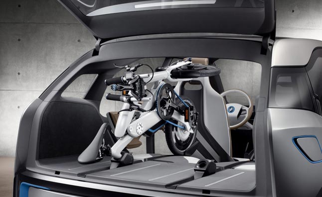 Сложенный BMW Pedelec в багажнике i3 Concept