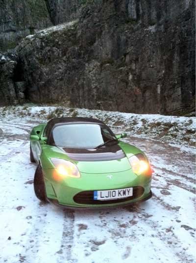 Tesla Roadster во время испытания холодом